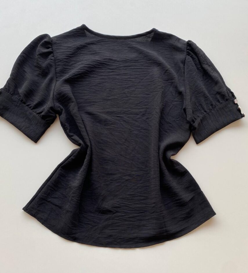 Blusa Feminina Crepe Manga Curta com Detalhe de Botões Preta - Fernanda Ramos Store