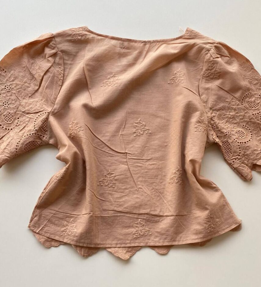 Blusa Feminina Manga Curta Bia com Bordado Floral Bege - Fernanda Ramos Store