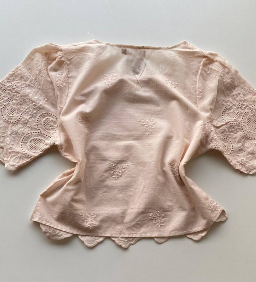 Blusa Feminina Manga Curta Bia com Bordado Floral Salmão - Fernanda Ramos Store