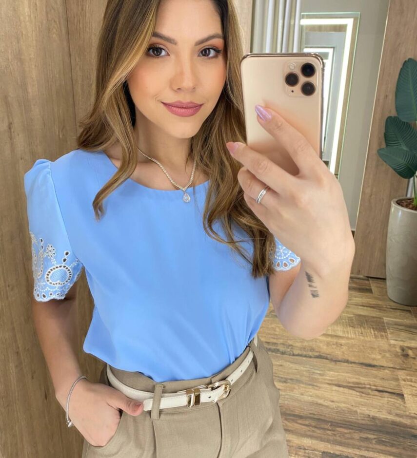 Blusa Feminina Manga Curta Gabi Azul com Bordado nas Mangas - Fernanda Ramos Store