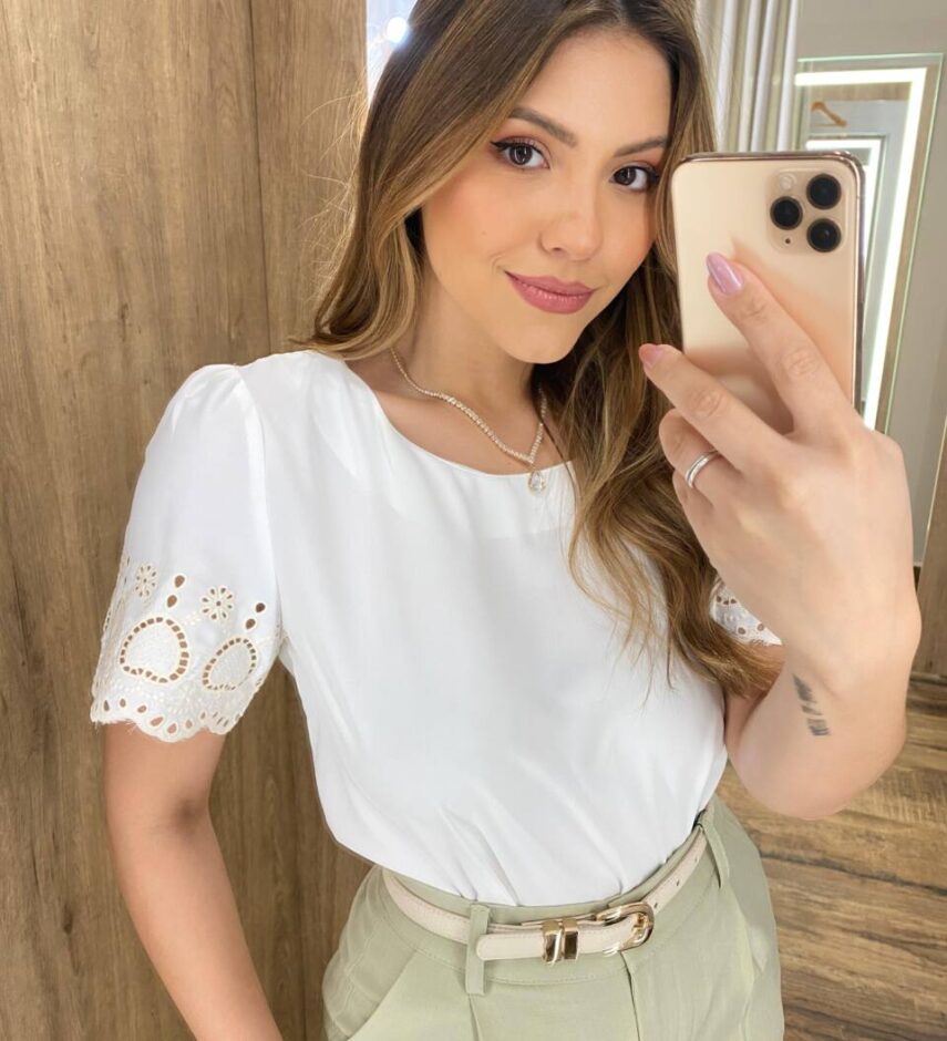 Blusa Feminina Manga Curta Gabi Branca com Bordado nas Mangas - Fernanda Ramos Store