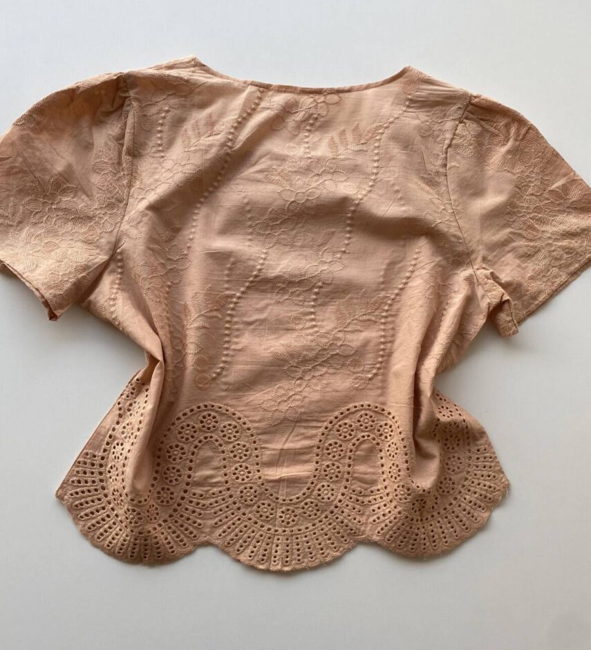 Blusa Feminina Manga Curta Helena com Bordado Bege - Fernanda Ramos Store