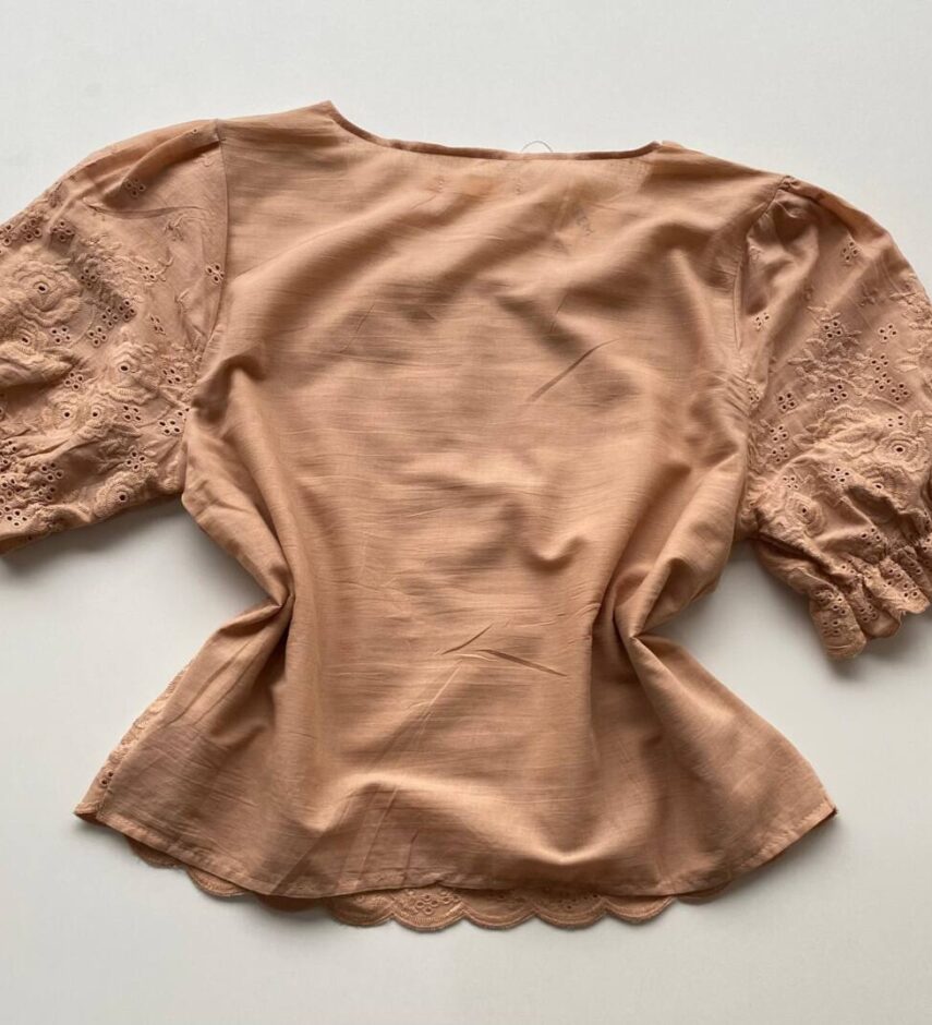 Blusa Feminina Manga Curta Olívia com Bordado Bege - Fernanda Ramos Store