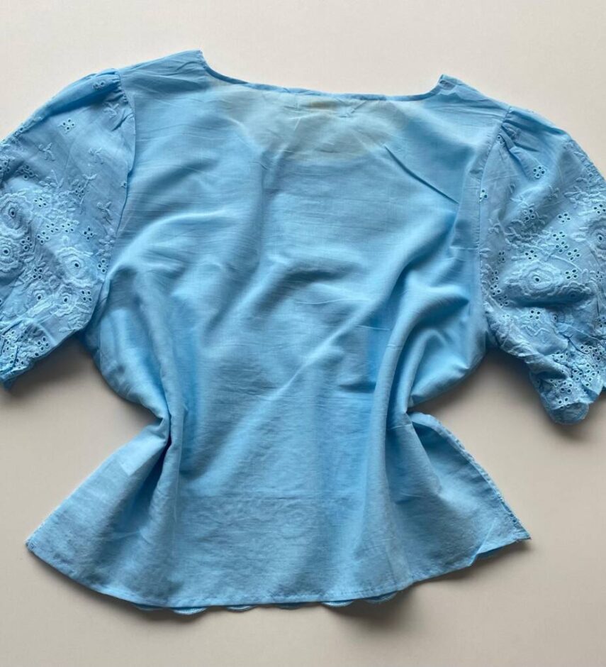 Blusa Feminina Manga Curta Olívia com Bordado Azul - Fernanda Ramos Store