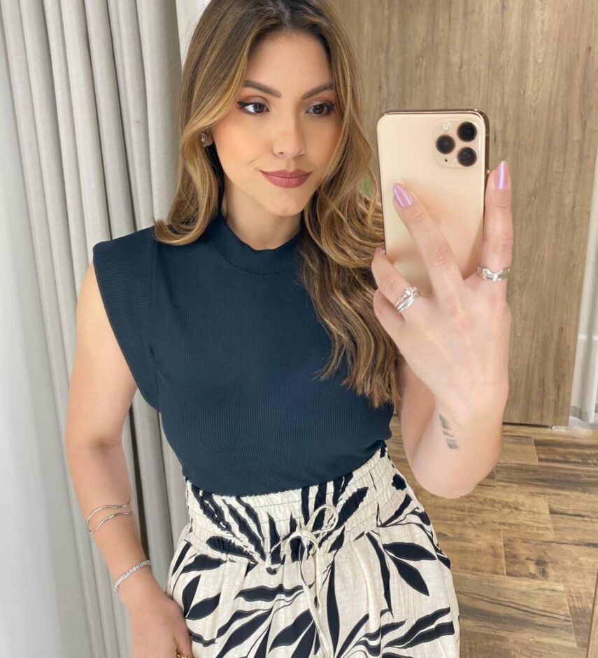Blusa Tee Muscle Feminina Rebeca Canelada Preta - Fernanda Ramos Store