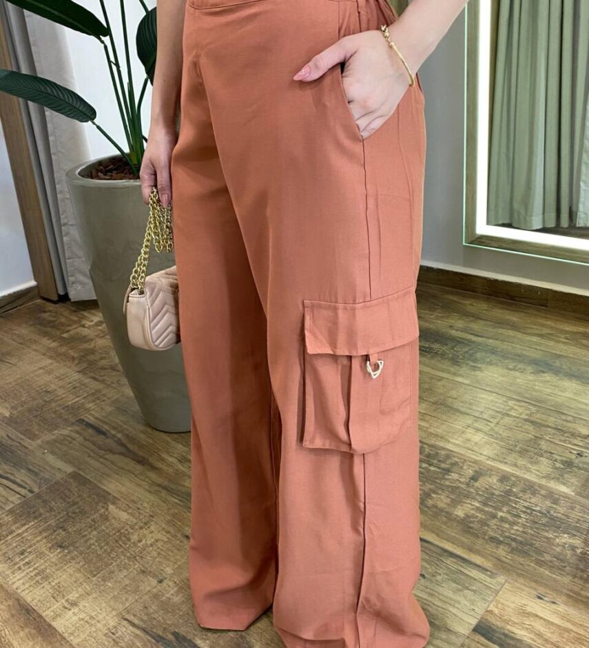 Conjunto Feminino Cropped com Bojo e Calça Cargo Pantalona Terra - Fernanda Ramos Store