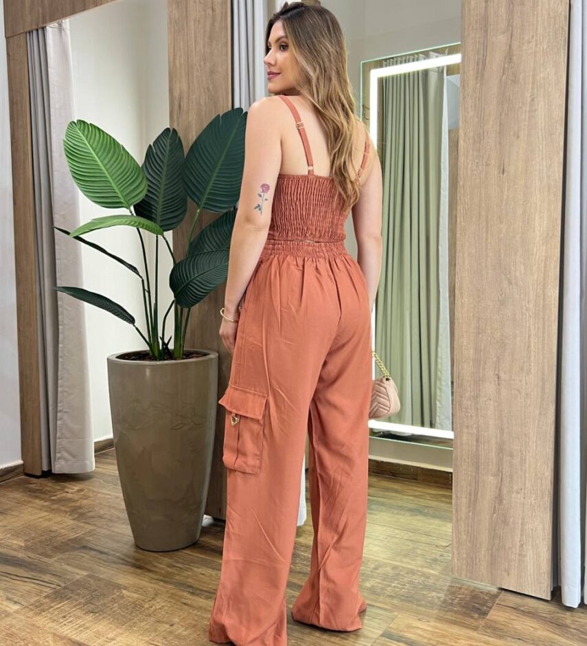 Conjunto Feminino Cropped com Bojo e Calça Cargo Pantalona Terra - Fernanda Ramos Store