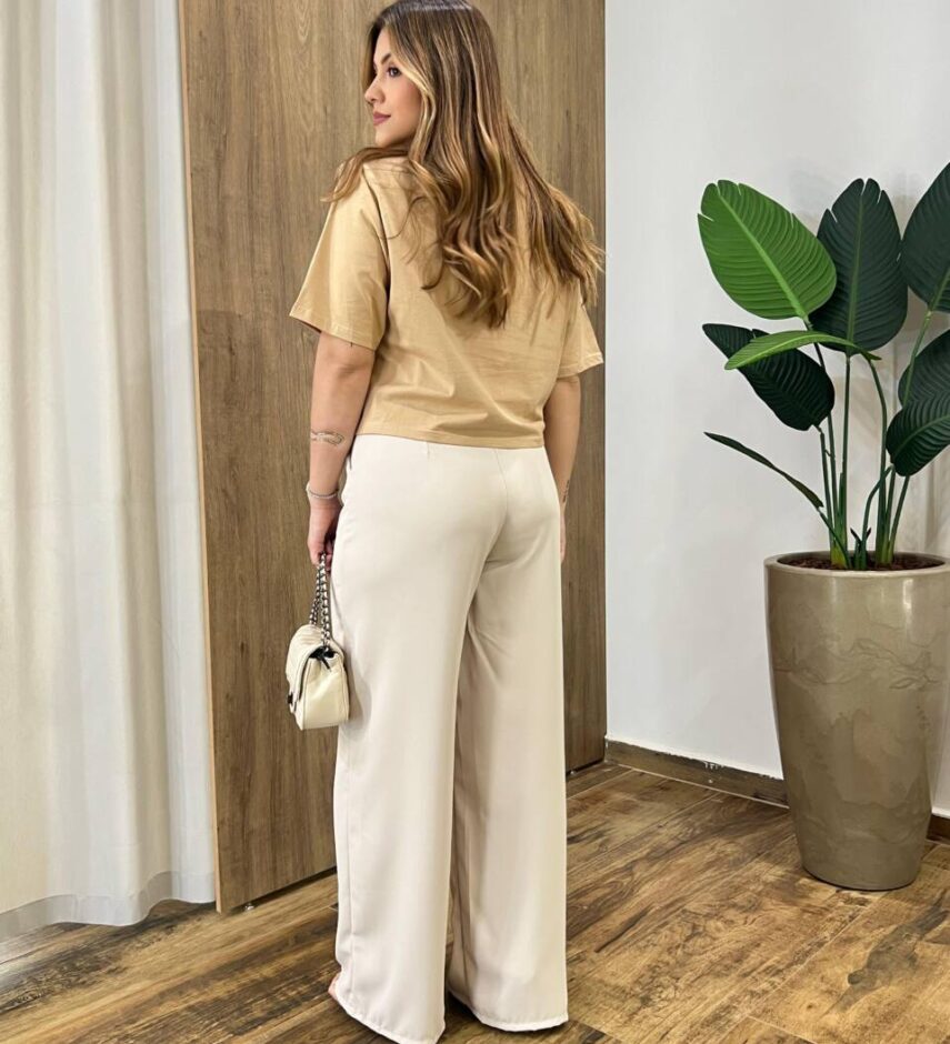 Cropped Feminino Manga Curta Stella Caramelo com Detalhe em Crochê - Fernanda Ramos Store