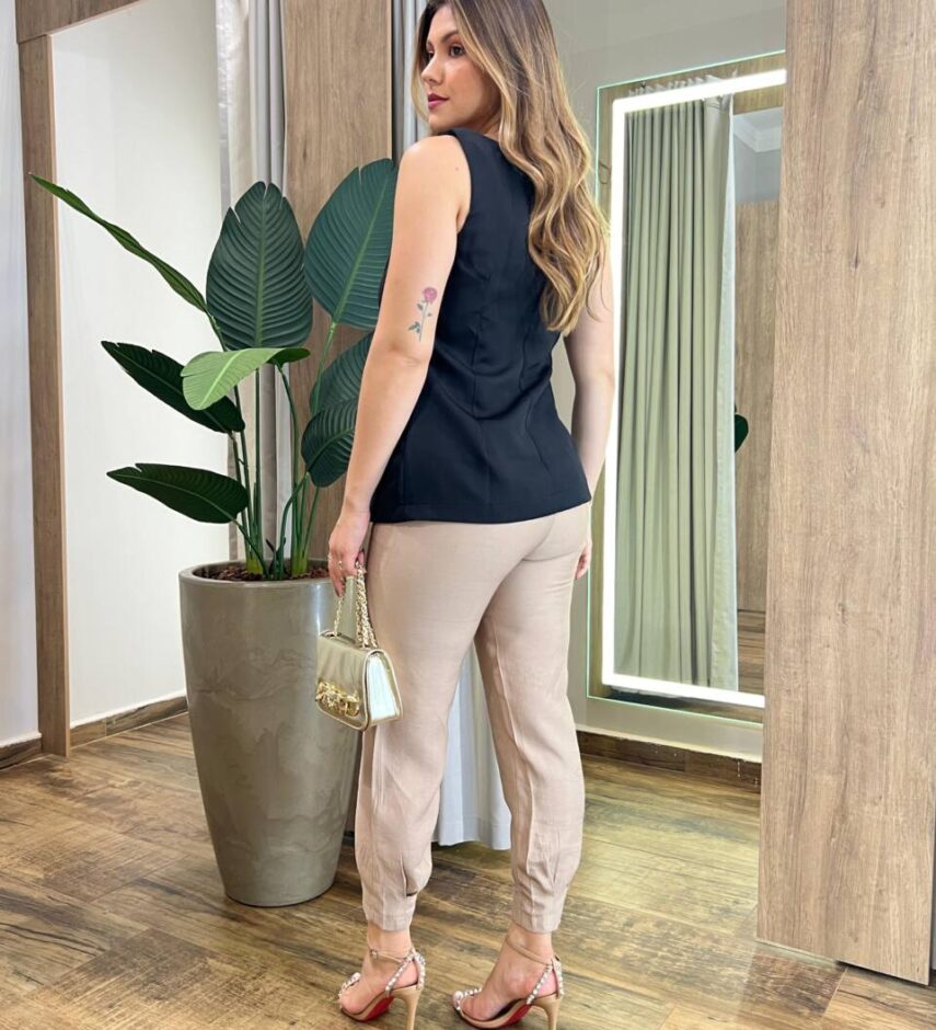 Regata Feminina Alfaiataria Valentina Preta com Botões - Fernanda Ramos Store