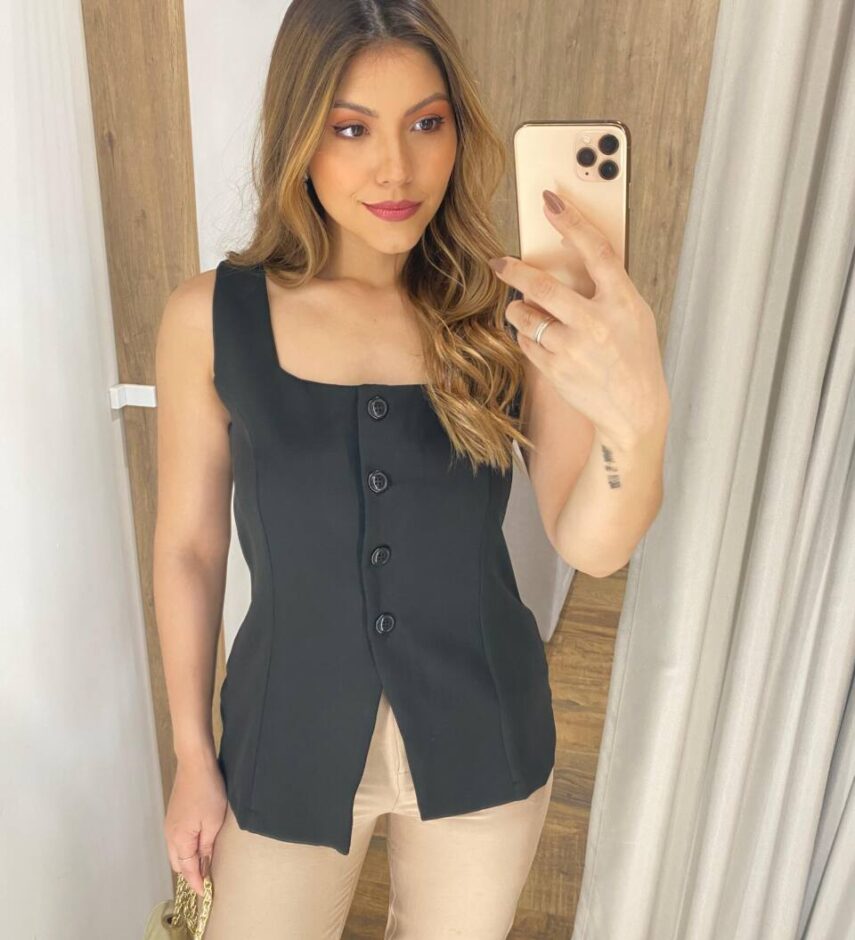 Regata Feminina Alfaiataria Valentina Preta com Botões - Fernanda Ramos Store