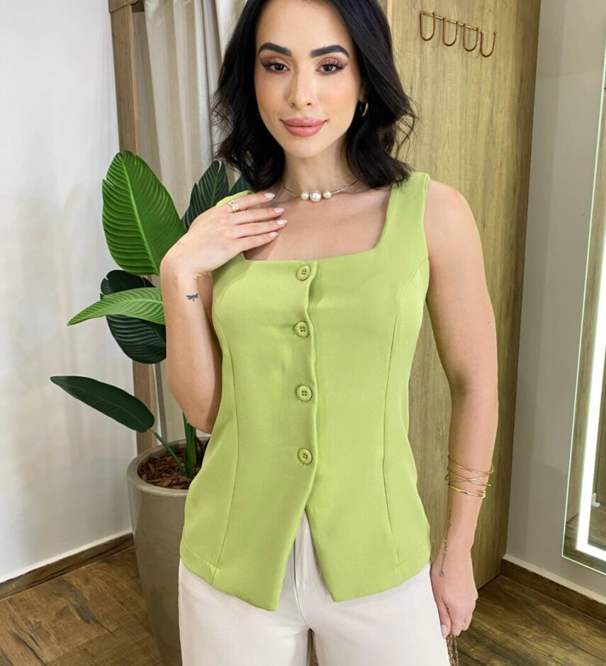 Regata Feminina Alfaiataria Valentina Verde Pistache com Botões - Fernanda Ramos Store