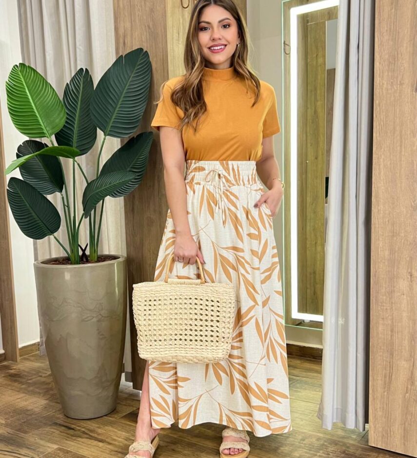 Saia Longa Feminina Ingrid com Bolsos e Fenda Estampada de Bege - Fernanda Ramos Store