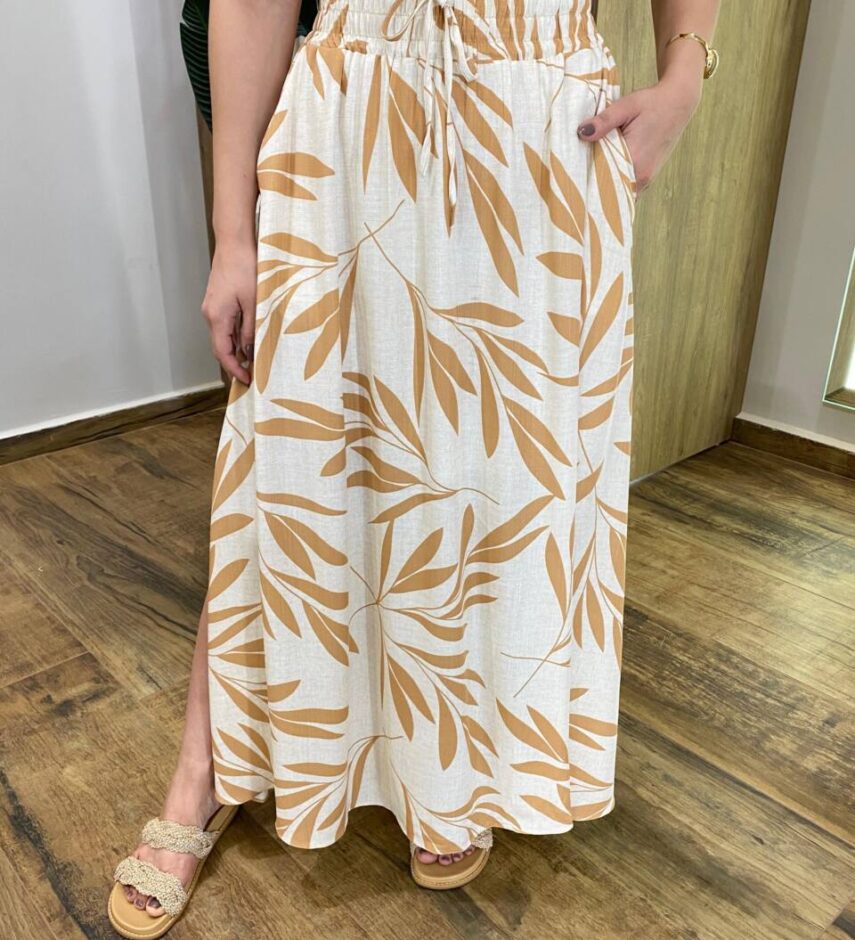 Saia Longa Feminina Ingrid com Bolsos e Fenda Estampada de Bege - Fernanda Ramos Store
