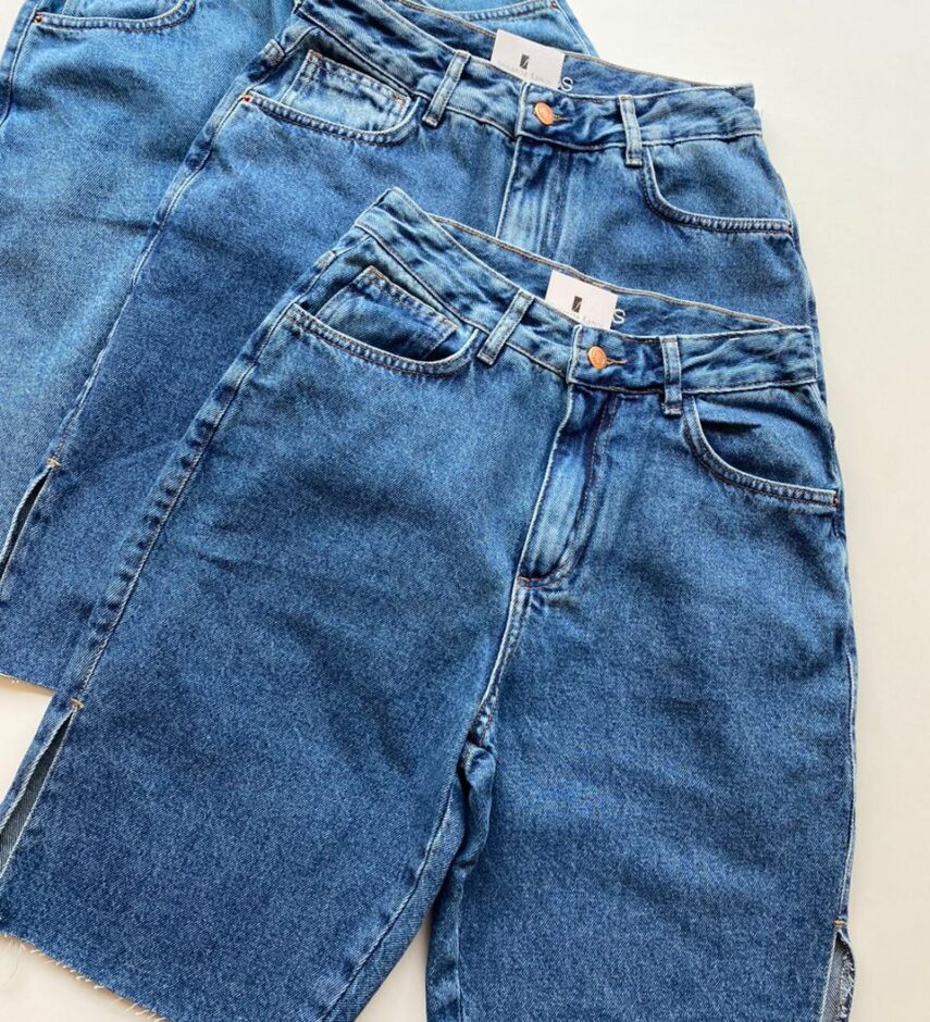 Bermuda Feminina com Fenda Lateral Barra a Fio Jeans 094843 - Fernanda Ramos Store