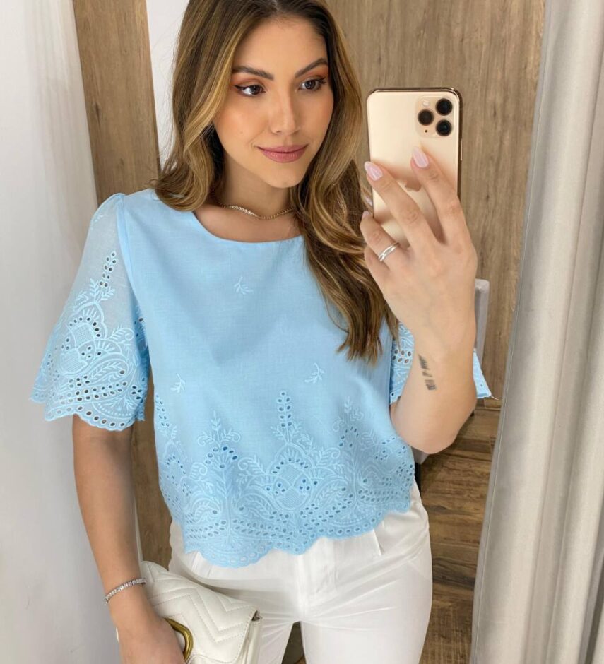 Blusa Feminina Manga Curta Caroline com Bordado Azul - Fernanda Ramos Store