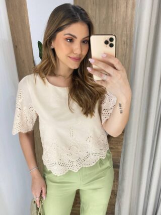 Blusa Feminina Manga Curta Caroline com Bordado Bege - Fernanda Ramos Store