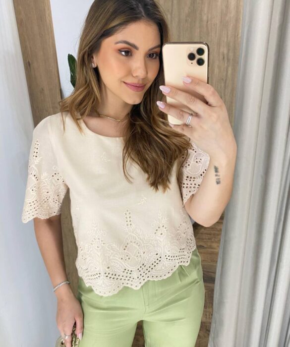 Blusa Feminina Manga Curta Caroline com Bordado Bege - Fernanda Ramos Store