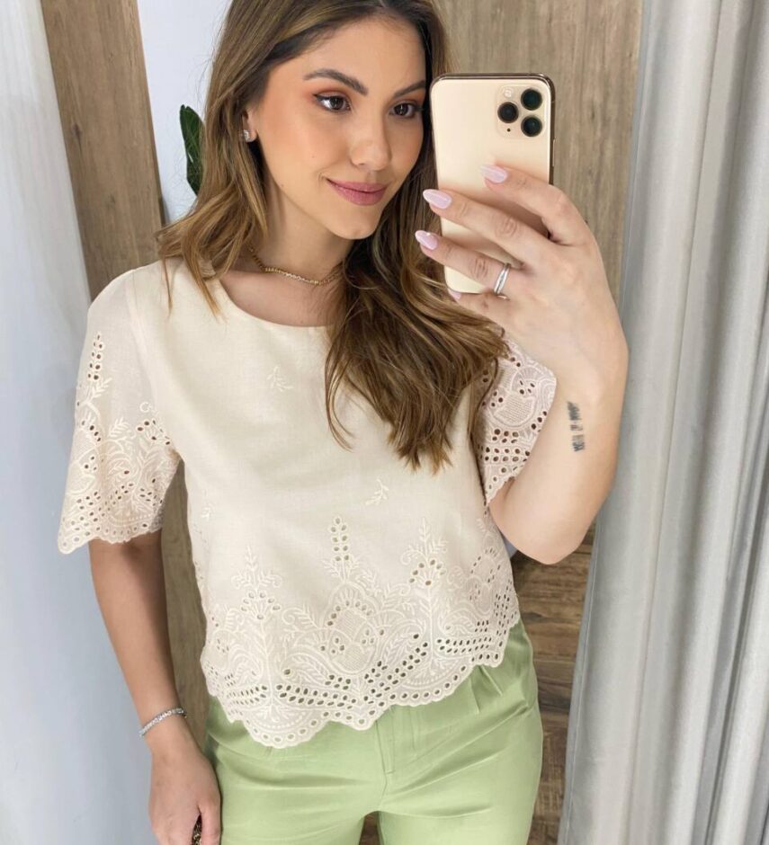 Blusa Feminina Manga Curta Caroline com Bordado Bege - Fernanda Ramos Store