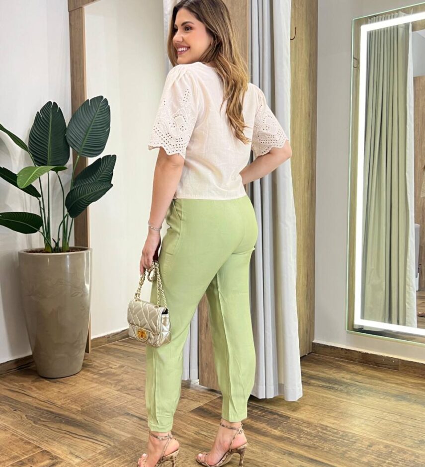 Blusa Feminina Manga Curta Caroline com Bordado Bege - Fernanda Ramos Store