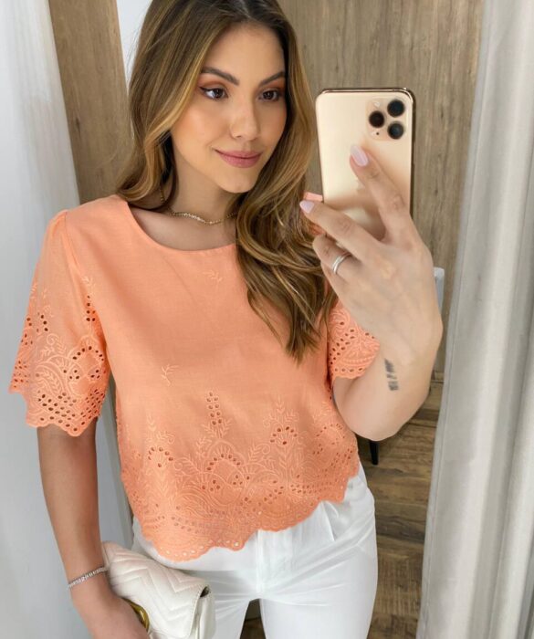 Blusa Feminina Manga Curta Caroline com Bordado Salmão - Fernanda Ramos Store