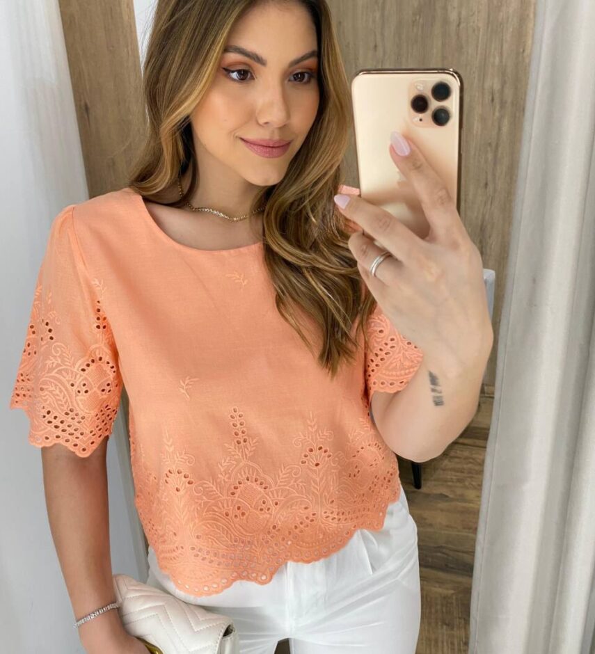 Blusa Feminina Manga Curta Caroline com Bordado Salmão - Fernanda Ramos Store