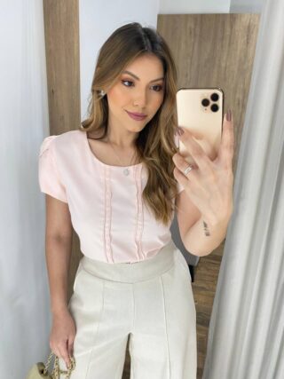 Blusa Feminina Manga Curta Jussara Crepe com Detalhe Rosa Bebê - Fernanda Ramos Store