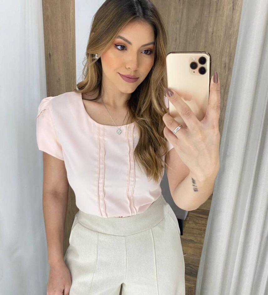 Blusa Feminina Manga Curta Jussara Crepe com Detalhe Rosa Bebê - Fernanda Ramos Store