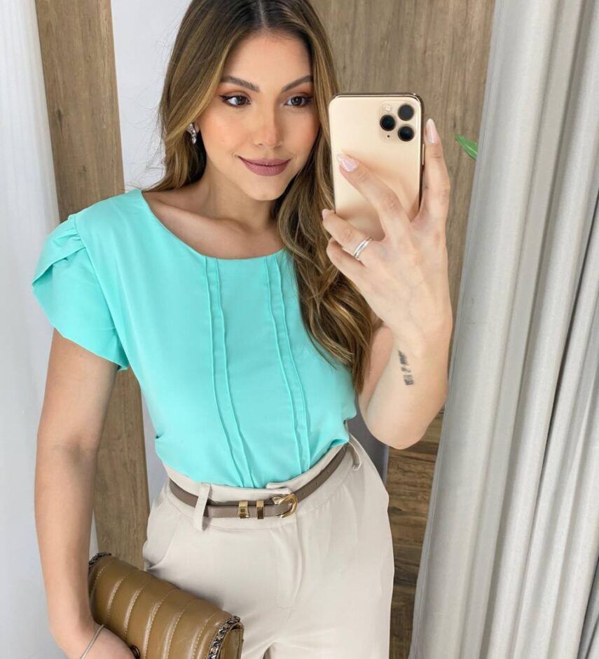 Blusa Feminina Manga Curta Jussara Crepe com Detalhe Verde - Fernanda Ramos Store