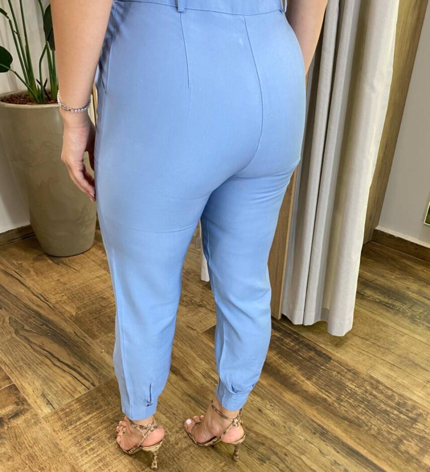 Calça Cenoura Alfaiataria Feminina Jaque com Bolsos Azul - Fernanda Ramos Store
