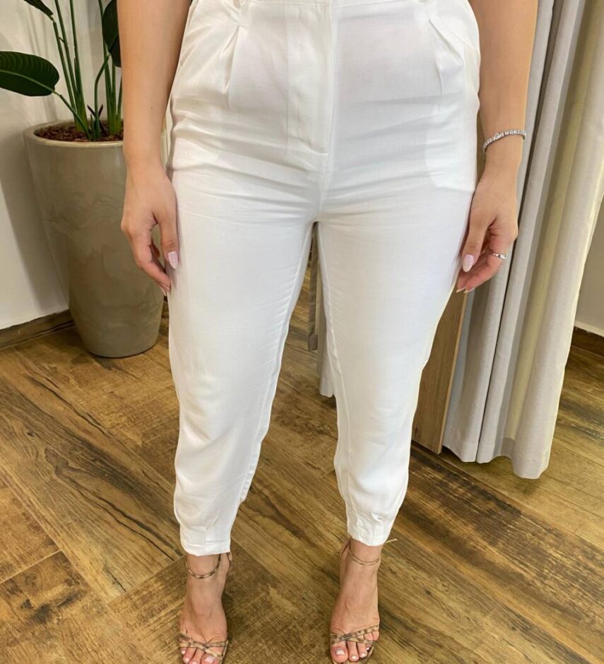 Calça Cenoura Alfaiataria Feminina Jaque com Bolsos Branca - Fernanda Ramos Store