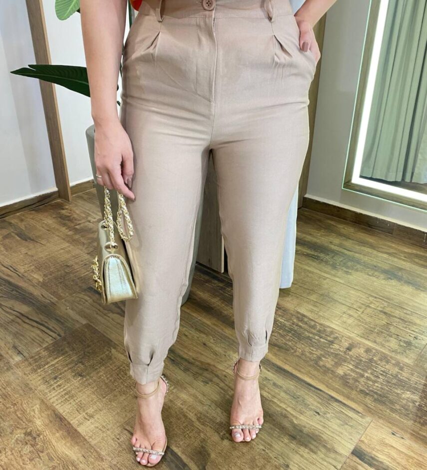 Calça Cenoura Alfaiataria Feminina Jaque com Bolsos Caqui - Fernanda Ramos Store