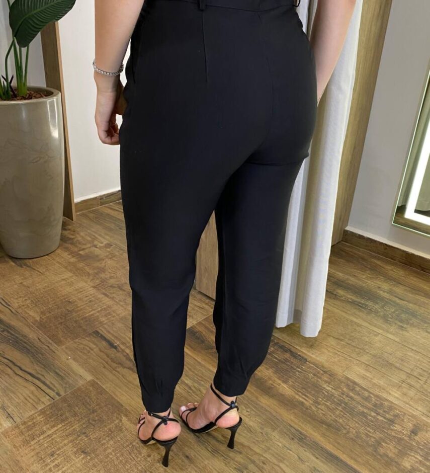 Calça Cenoura Alfaiataria Feminina Jaque com Bolsos Preta - Fernanda Ramos Store