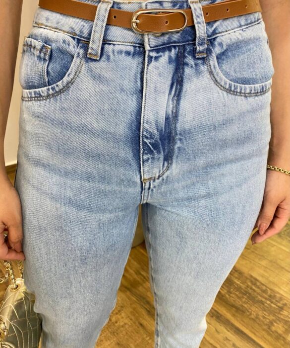 Calça Feminina Mom Sarja com Cinto Jeans Claro 016534 - Fernanda Ramos Store