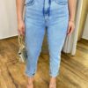 Calça Feminina Mom Sarja com Cinto Jeans Claro 016534 - Fernanda Ramos Store