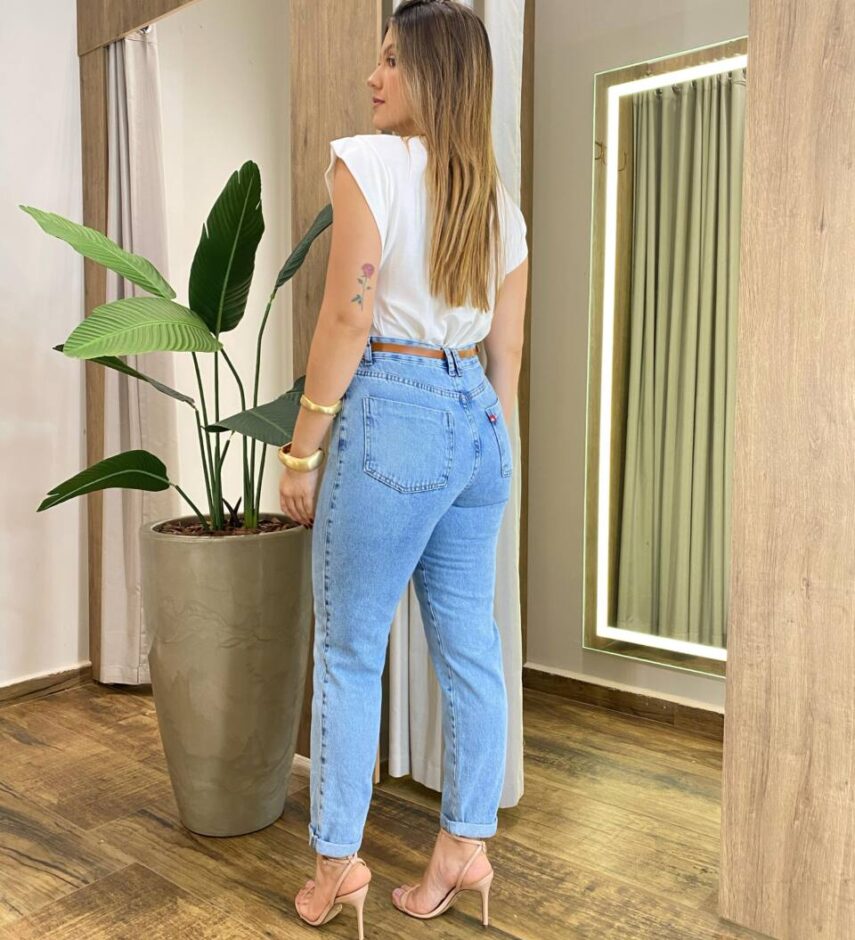 Calça Feminina Mom Sarja com Cinto Jeans Claro 016534 - Fernanda Ramos Store