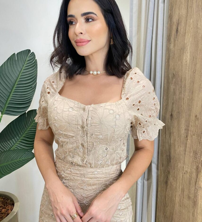 Conjunto Feminino Bordado Cropped com Bojo e Botões e Saia Midi Bege - Fernanda Ramos Store