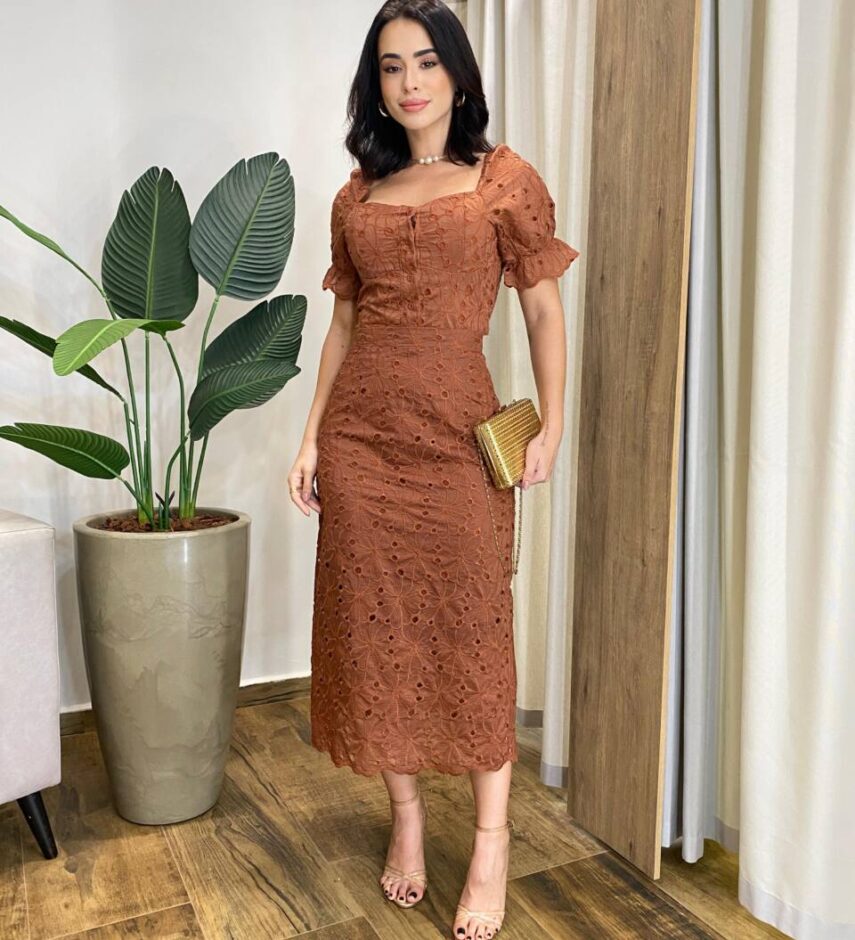 Conjunto Feminino Bordado Cropped com Bojo e Botões e Saia Midi Marrom - Fernanda Ramos Store