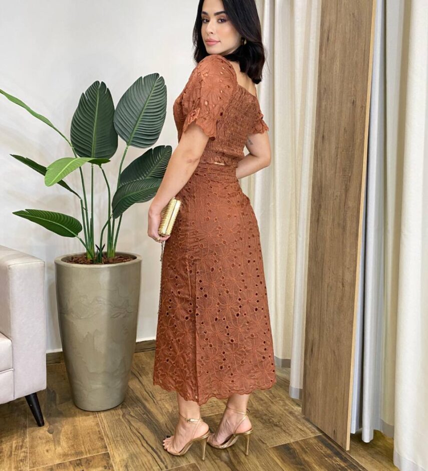 Conjunto Feminino Bordado Cropped com Bojo e Botões e Saia Midi Marrom - Fernanda Ramos Store