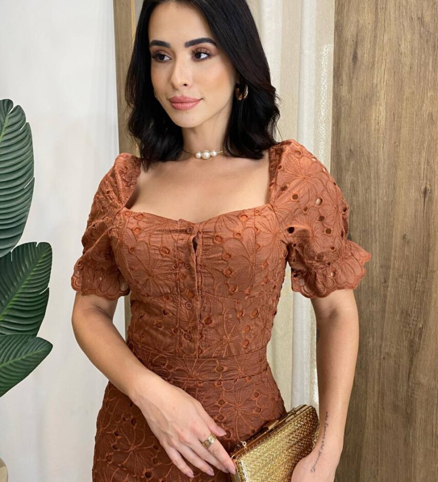 Conjunto Feminino Bordado Cropped com Bojo e Botões e Saia Midi Marrom - Fernanda Ramos Store