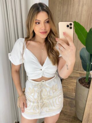 Conjunto Feminino Cropped sem Bojo e Short Saia Off White com Amarração - Fernanda Ramos Store