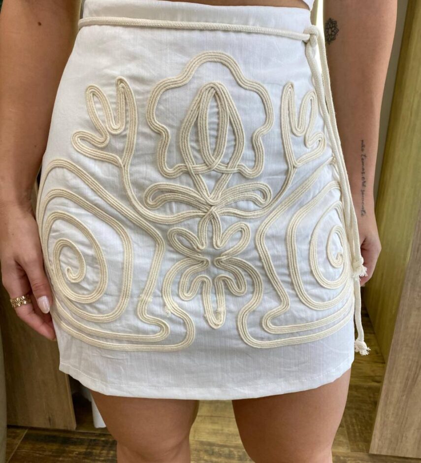 Conjunto Feminino Cropped sem Bojo e Short Saia Off White com Amarração - Fernanda Ramos Store