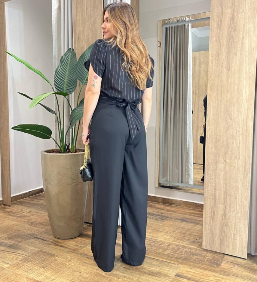 Cropped Feminino Alongado Preto Listrado com Amarração Atrás - Fernanda Ramos Store