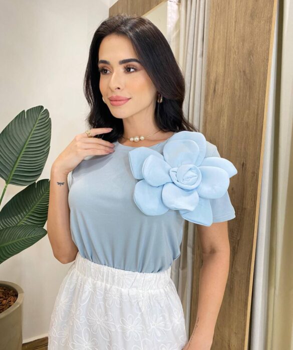 T-shirt Feminina Manga Curta Iza Azul com Detalhe em Flor - Fernanda Ramos Store