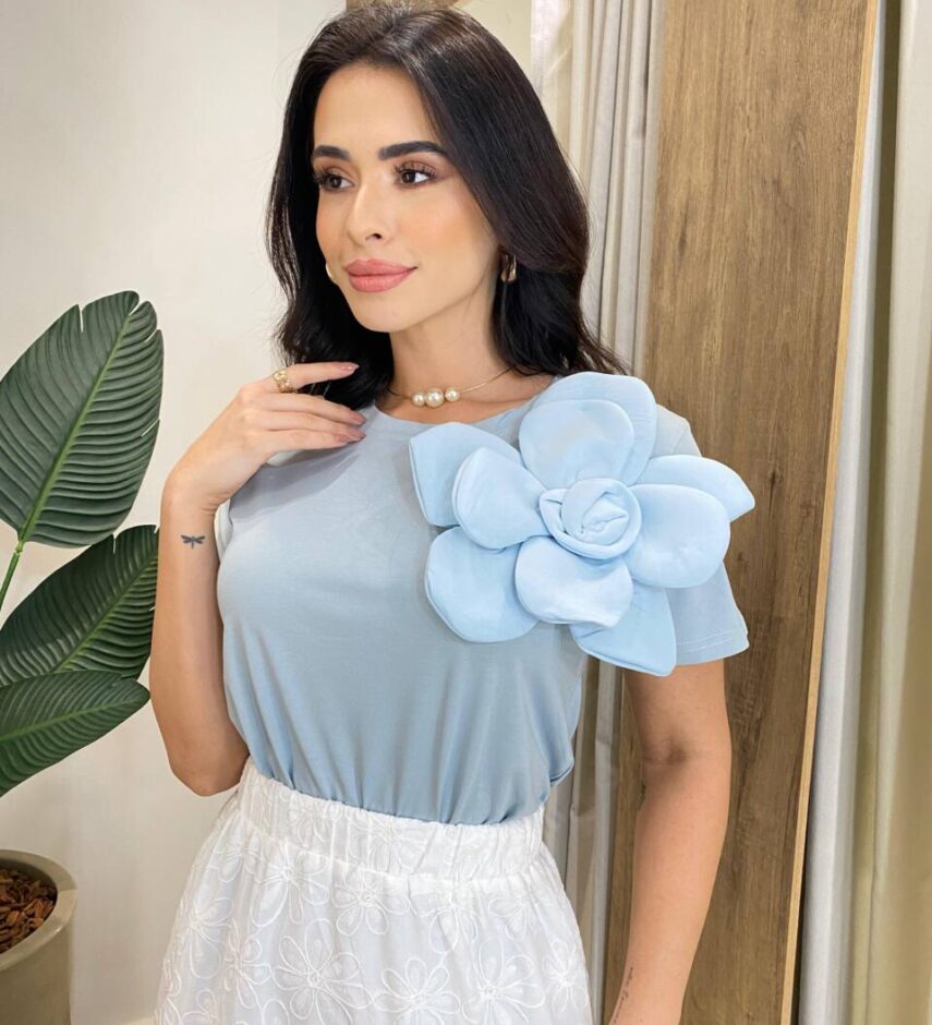 T-shirt Feminina Manga Curta Iza Azul com Detalhe em Flor - Fernanda Ramos Store