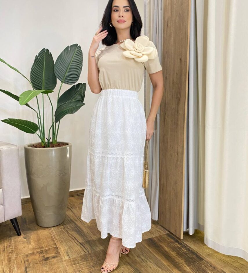 T-shirt Feminina Manga Curta Iza Nude com Detalhe em Flor - Fernanda Ramos Store