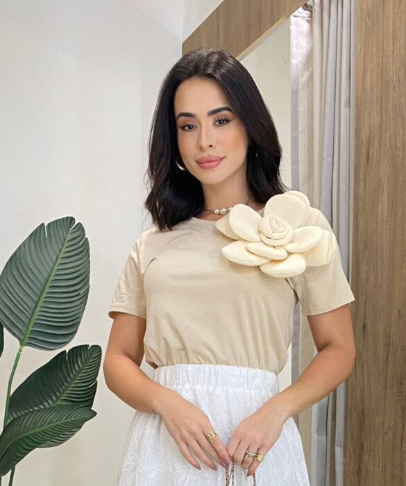 T-shirt Feminina Manga Curta Iza Nude com Detalhe em Flor - Fernanda Ramos Store