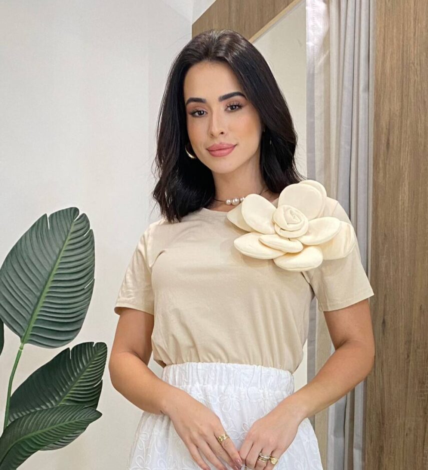 T-shirt Feminina Manga Curta Iza Nude com Detalhe em Flor - Fernanda Ramos Store