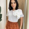 T-shirt Feminina Manga Curta Iza Off White com Detalhe em Flor - Fernanda Ramos Store