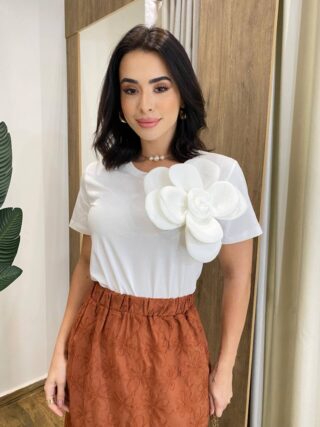 T-shirt Feminina Manga Curta Iza Off White com Detalhe em Flor - Fernanda Ramos Store