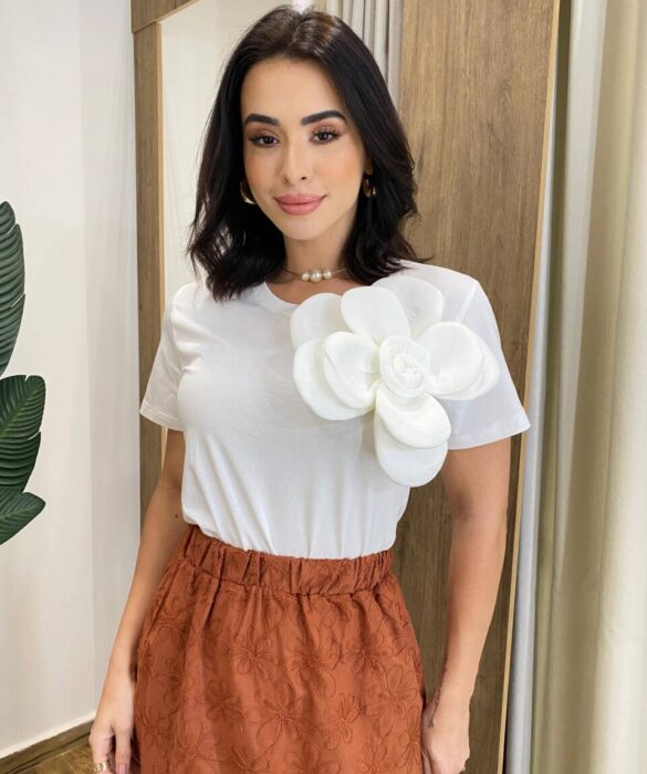 T-shirt Feminina Manga Curta Iza Off White com Detalhe em Flor - Fernanda Ramos Store